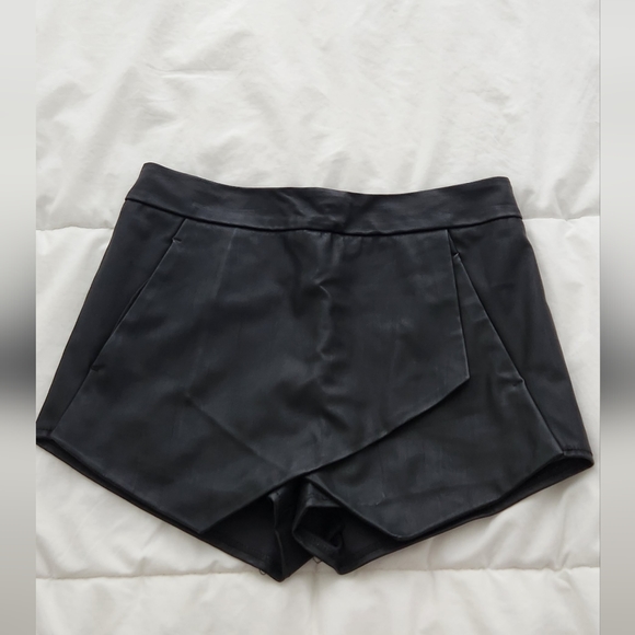 EXPRESS FAUX LEATHER SKORT SIZE 0 - Picture 1 of 8